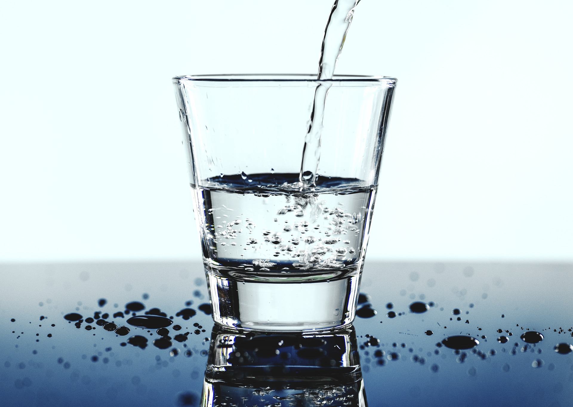 Ein glas wird mit Wasser aufgefüllt