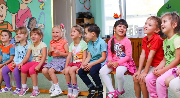 Kinder sitzen in einem Kreis