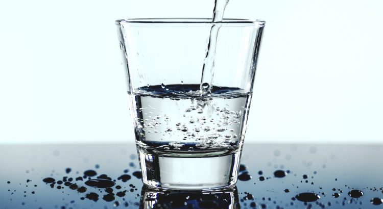 Ein glas wird mit Wasser aufgefüllt