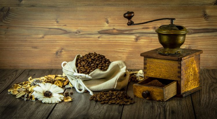 Alte Kaffeemühle und Kaffeebohnen